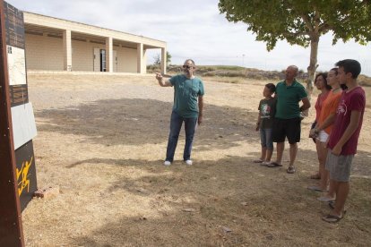 Una visita el pasado agosto al yacimiento de El Molí d’Espígol, con el centro de interpretación al fondo.