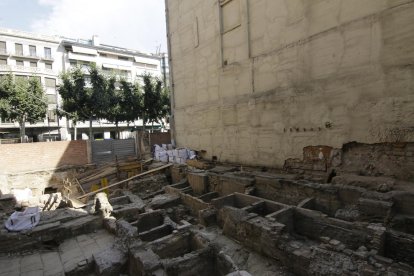 Estado de los restos excavados en el solar de Ferran, de unos 380 metros, donde se construirá el edificio.