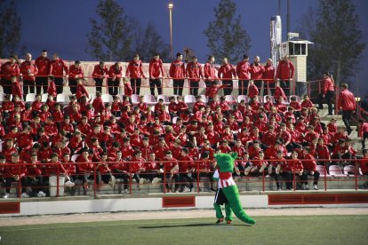 Detall de la foto de família que es van fer tots els jugadors del club mentre passa per davant la mascota.