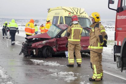 Mossos, bomberos y personal del SEM, ayer, junto al coche en el que viajaba la mujer que falleció en el accidente de Claravalls.