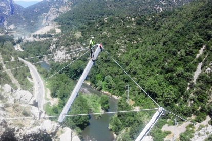 Un operario instalando pantallas dinámicas para evitar la caída de rocas en la C-14 entre Organyà y Montant de Tost. 