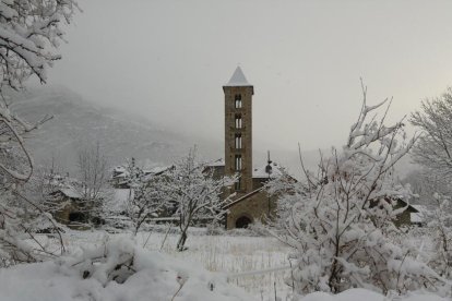 La neu obliga a circular amb cadenes en una desena de carreteres del Pirineu de Lleida