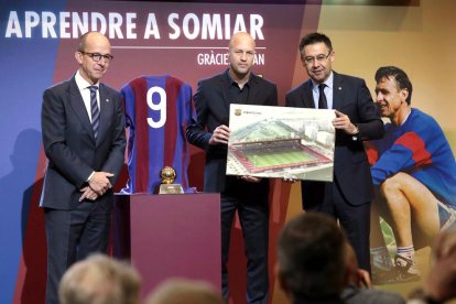 Jordi Cruyff, Bartomeu y Cardoner, ayer al anunciar los actos de homenaje al técnico holandés.