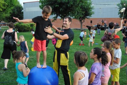 El parc municipal va ser l’escenari del taller de malabars organitzat per Saó de Ponent.