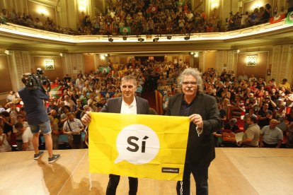 Otegi i Tardà, ahir abans de l’acte al Teatre Principal, amb una pancarta de l’ANC que demana el vot favorable per a la independència.