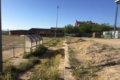 Vista de l’estat del camp de futbol de Llívia.