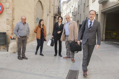 Representants del Canalet, ahir a l’anar al judici a Cervera.