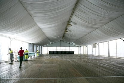 La carpa de grandes dimensiones está situada en la plaza Pius XII, en el centro de la ciudad.