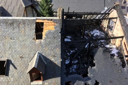 Las llamas arrasaron el tejado y las vigas del edificio, situado en pleno centro de la capital del Aran.