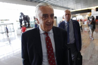 L’àrbitre del laude, Marcos Peña, en el moment d’arribar a la reunió.