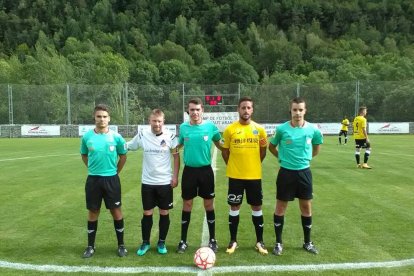 Javi López, que ayer ejerció de capitán, posa con el trío arbitral y el capitán del Tremp.