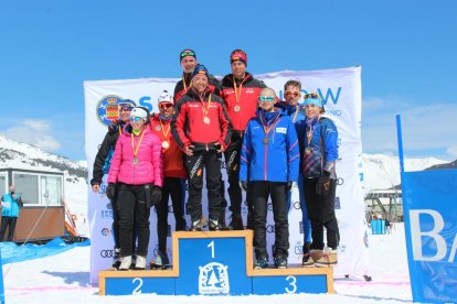 Sergi Brau, Marta Cester y Gral Sellés, en el tercer cajón del podio absoluto. A la derecha, Claustre Muntaner durante la prueba de ayer.