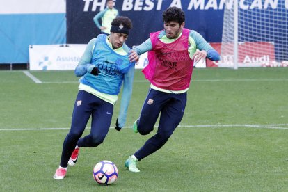 Neymar conduce el balón durante el entrenamiento de ayer del Barça, con la lluvia como protagonista.