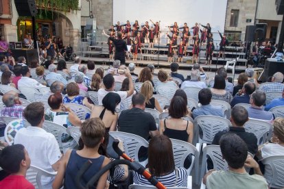 Un momento del concierto de la Coral del colegio Sant Josep de Tàrrega, que tuvo lugar ayer en la plaza Major de la capital del Urgell.