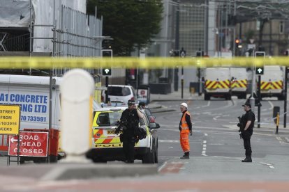 Policías patrullan este martas en laso inmediaciones del estadio Manchester Arena.