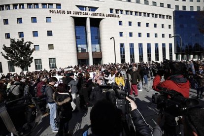 Moment de la concentració davant del Palau de Justícia de Navarra.