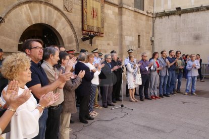 Un moment del minut de silenci a Lleida.