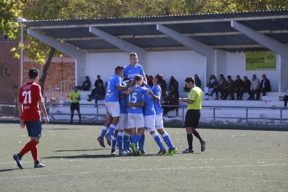 Los jugadores del Lleida Esportiu B celebran uno de los goles del partido.