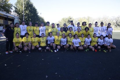 Las jugadoras de ambos equipos posaron antes del partido en el homenaje histórico al fútbol femenino del CF Pardinyes.