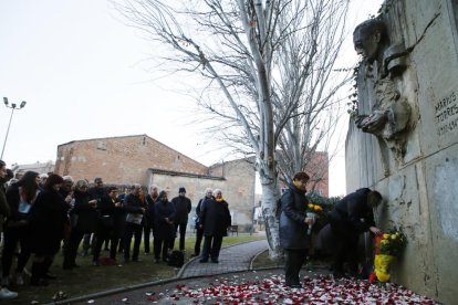 La escultura dedicada a Màrius Torres junto al Canyeret acogió ayer el acto de los 75 años de su muerte.