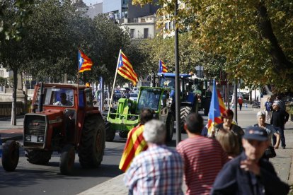 Los tractores tomaron ayer el centro de Lleida en defensa del derecho a decidir y las instituciones catalanas.