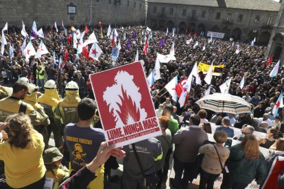 Los manifestantes leyeron un manifiesto ayer en la Praza de Quintana, en Santiago de Compostela.