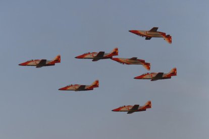 Una de las representaciones de la Patrulla Águila del Ejército que ayer deleitaron a los visitantes en esta Festa al Cel. 