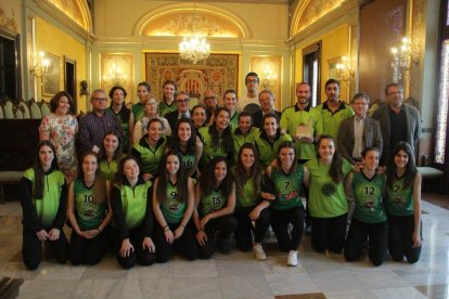 Jugadores del Balàfia Vòlei, que ahir van ser rebudes a la Paeria pels seus ascensos.