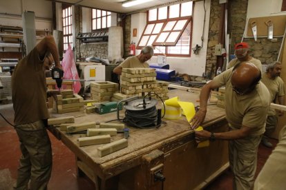 Los alumnos del IMO fabrican estos días muebles para las escuelas “bressol”. 