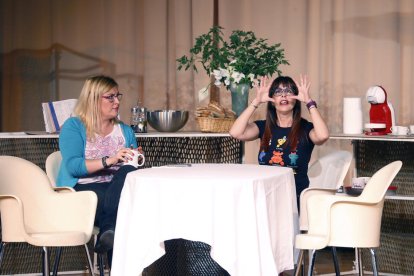 Una escena de l’obra de teatre d’ahir a Maristes, amb la periodista de Lleida Televisió Mariví Chacón.