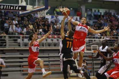 Marc Rubín de Celis intenta una penetración a canasta en una acción del partido de ayer.
