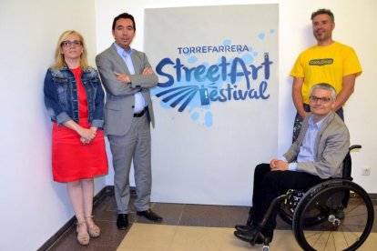 La presentació va culminar amb la pintada del logo del festival.