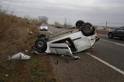 Herido al volcar un coche en la N-II entre Alcarràs y Lleida