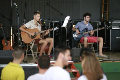 Dos de los integrantes del joven grupo de Els Torms Guiunidó, en el primer concierto de la fiesta.