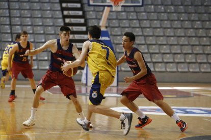 El Barça no va tenir problemes ahir contra el Canoe per ser primer.