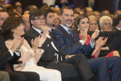 Soraya Sáez de Santamaría, Puigdemont i els reis, ahir, en un acte d’entrega de beques de La Caixa.