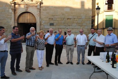 Las autoridades brindaron por la recuperación de las campanas.