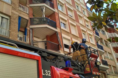 Rescaten un nen d'un any que estava sol en un balcó