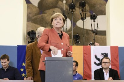 La canciller alemana, Angela Merkel, tras depositar su voto ayer por la mañana en Berlín.