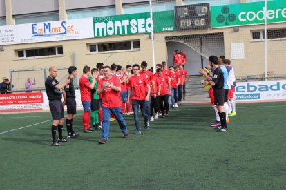 El primer equip va fer el passadís al juvenil B pel seu ascens.