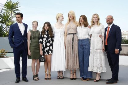 Coppola, ayer en Cannes con el reparto de la película ‘La seducción’.
