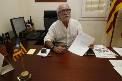 El alcalde de Oliana sostiene el escrito con el que la Guardia Civil requirió la documentación.