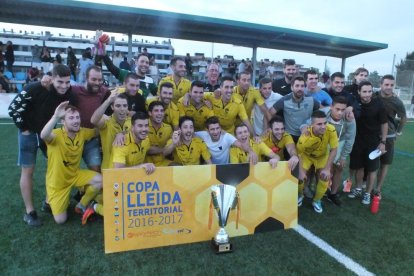 Los jugadores del EFAC Almacelles celebran la victoria de la Copa Lleida Amateur tras superar a la UE Tàrrega 0-2.