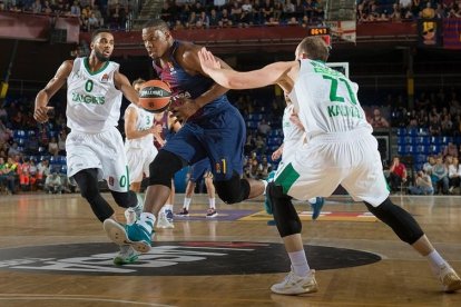 Seraphin intenta penetrar davant de la defensa de Davies.