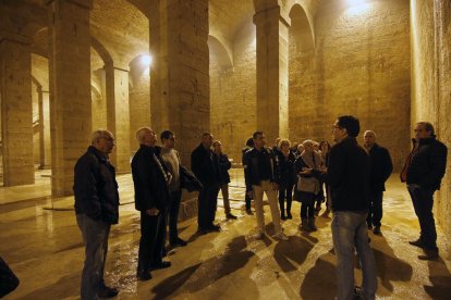 Los asistentes a la jornada de puertas abiertas de ayer, escuchando las explicaciones del guía. 