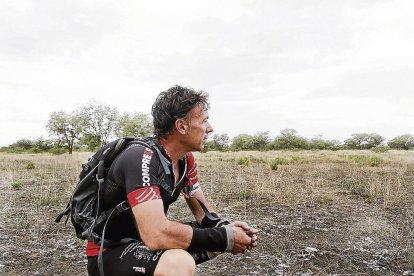 Arcadi Climent, en un momento de reposo durante su expedición en solitario al Parque Nacional de Loango, en Gabón.
