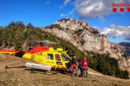 Imatge presa ahir del rescat de muntanya dels bombers a la Cerdanya.