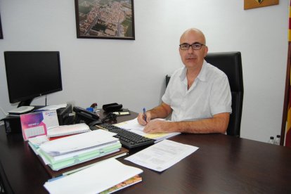 L’alcalde de Bell-lloc, Carles Palau, ahir al despatx a l’ajuntament.
