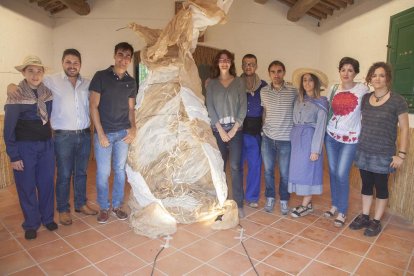 Els responsables del certamen van presentar ahir les novetats i l’escultura ‘Marinada eterna’, de l’artista local Alba Pérez.