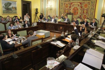 Las ordenanzas fiscales se deberán aprobar en el pleno de la Paeria.